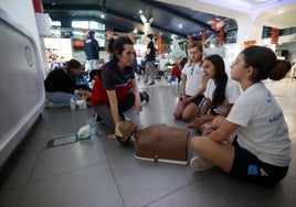 Momento de un taller de reanimación y primeros auxilios.