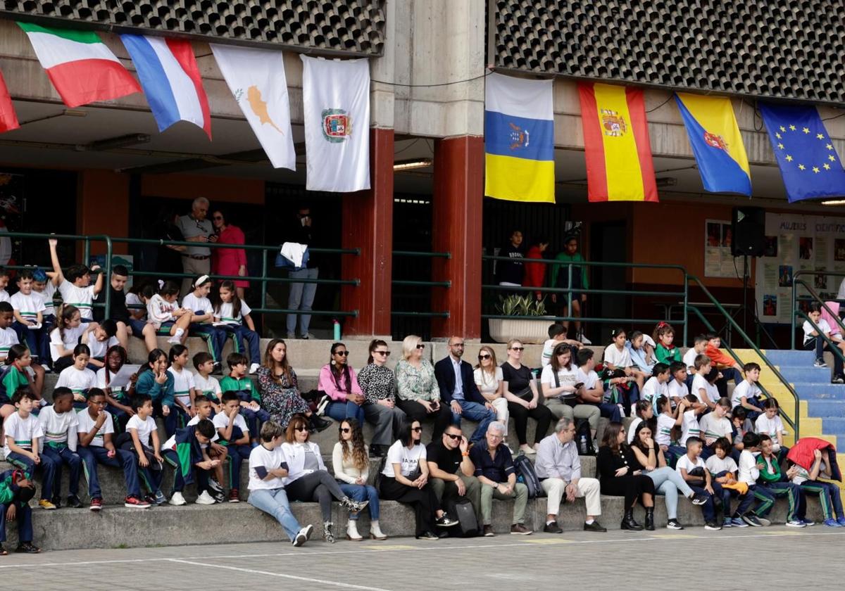 Alumnado y profesorado dio la bienvenida a las autoridades y compañeros de los centros colaboradores.