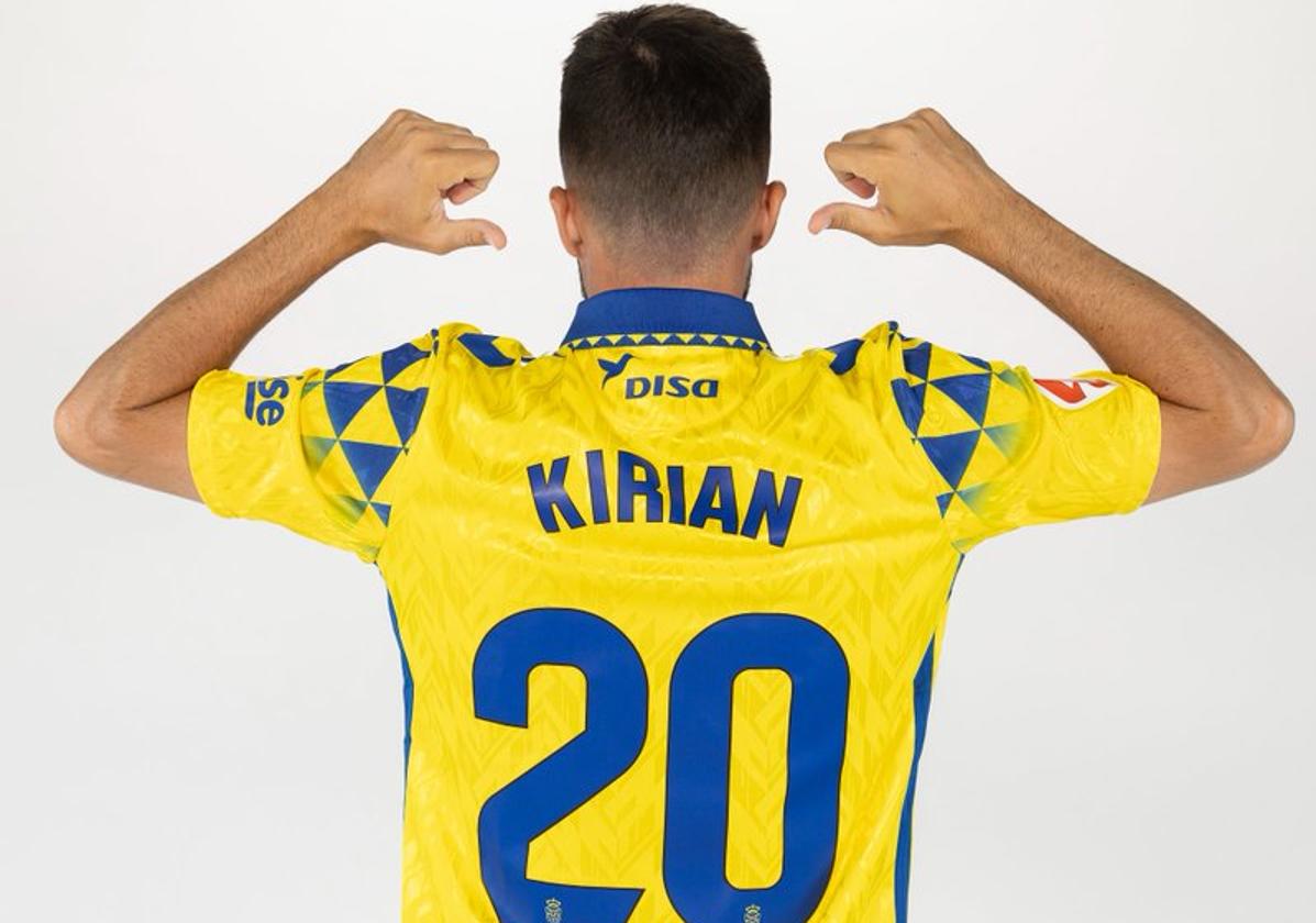 Imagen de Kirian mostrando su nombre y dorsal en la camiseta de la UD Las Palmas.