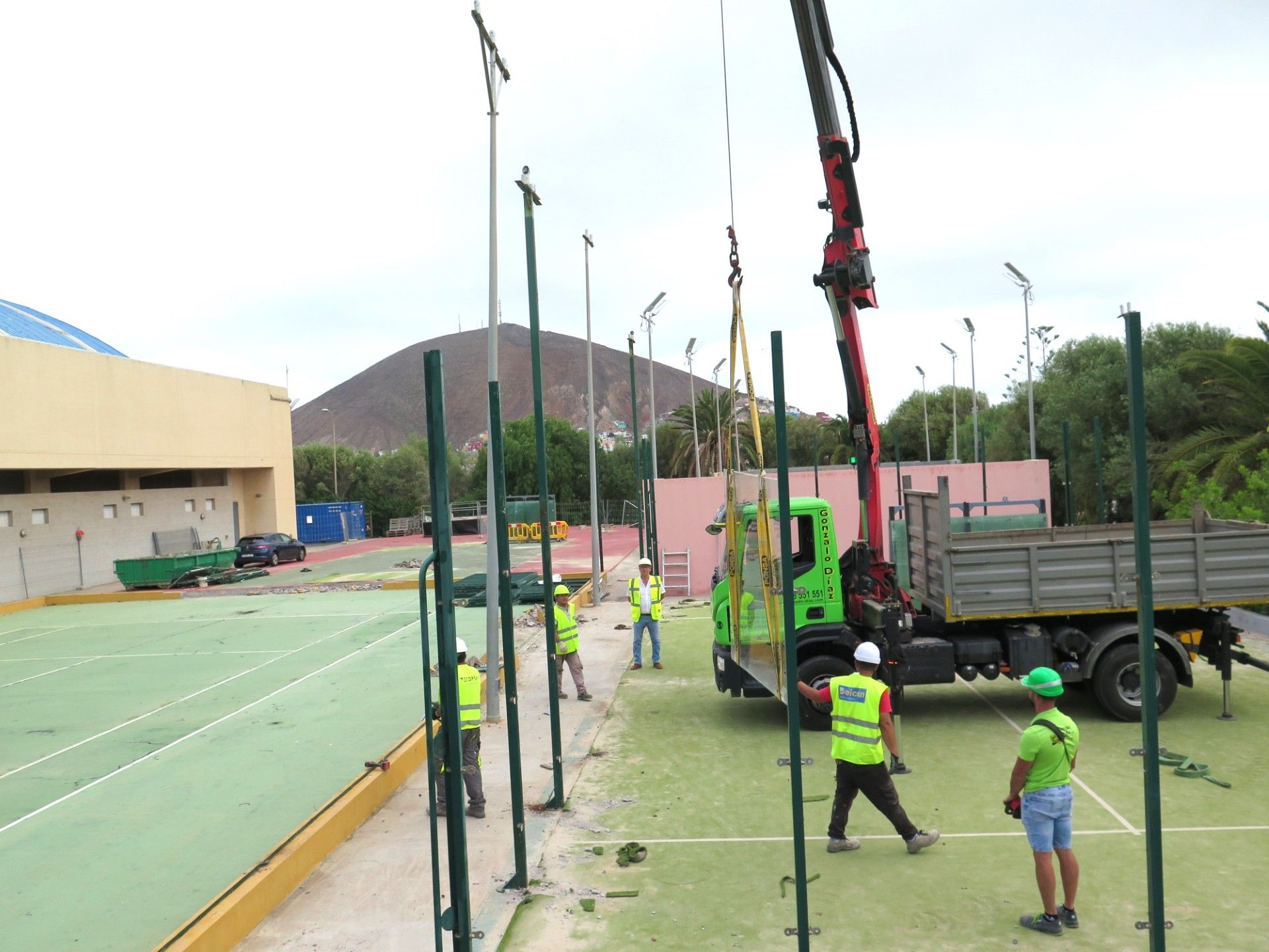 Las pistas de tenis y pádel de la ciudad deportiva, junto al pabellón, fueron derruidas antes del pasado verano.