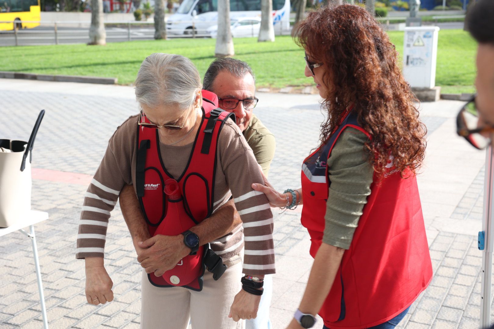 Los médicos de urgencias y emergencias enseñan primeros auxilios en el Elder