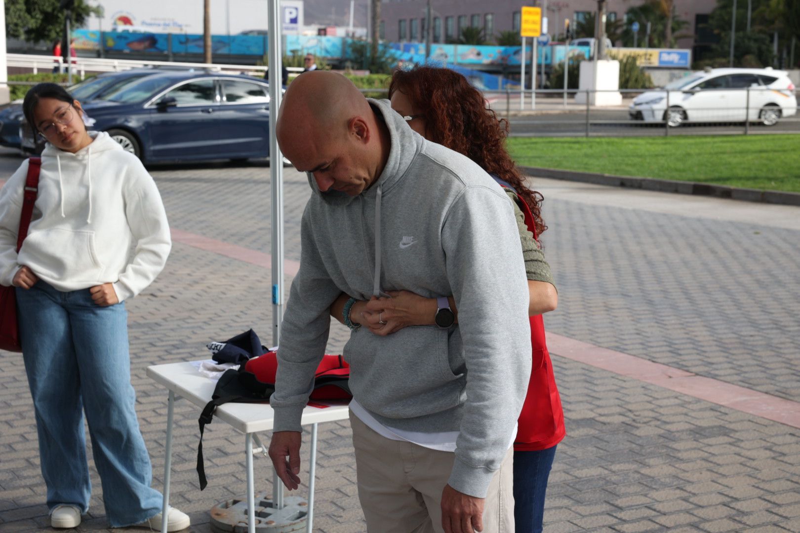 Los médicos de urgencias y emergencias enseñan primeros auxilios en el Elder