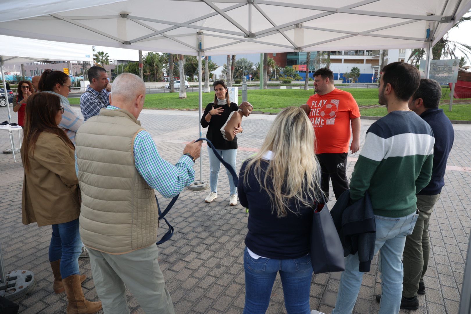 Los médicos de urgencias y emergencias enseñan primeros auxilios en el Elder