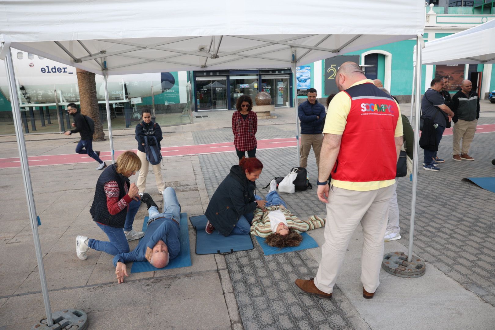 Los médicos de urgencias y emergencias enseñan primeros auxilios en el Elder