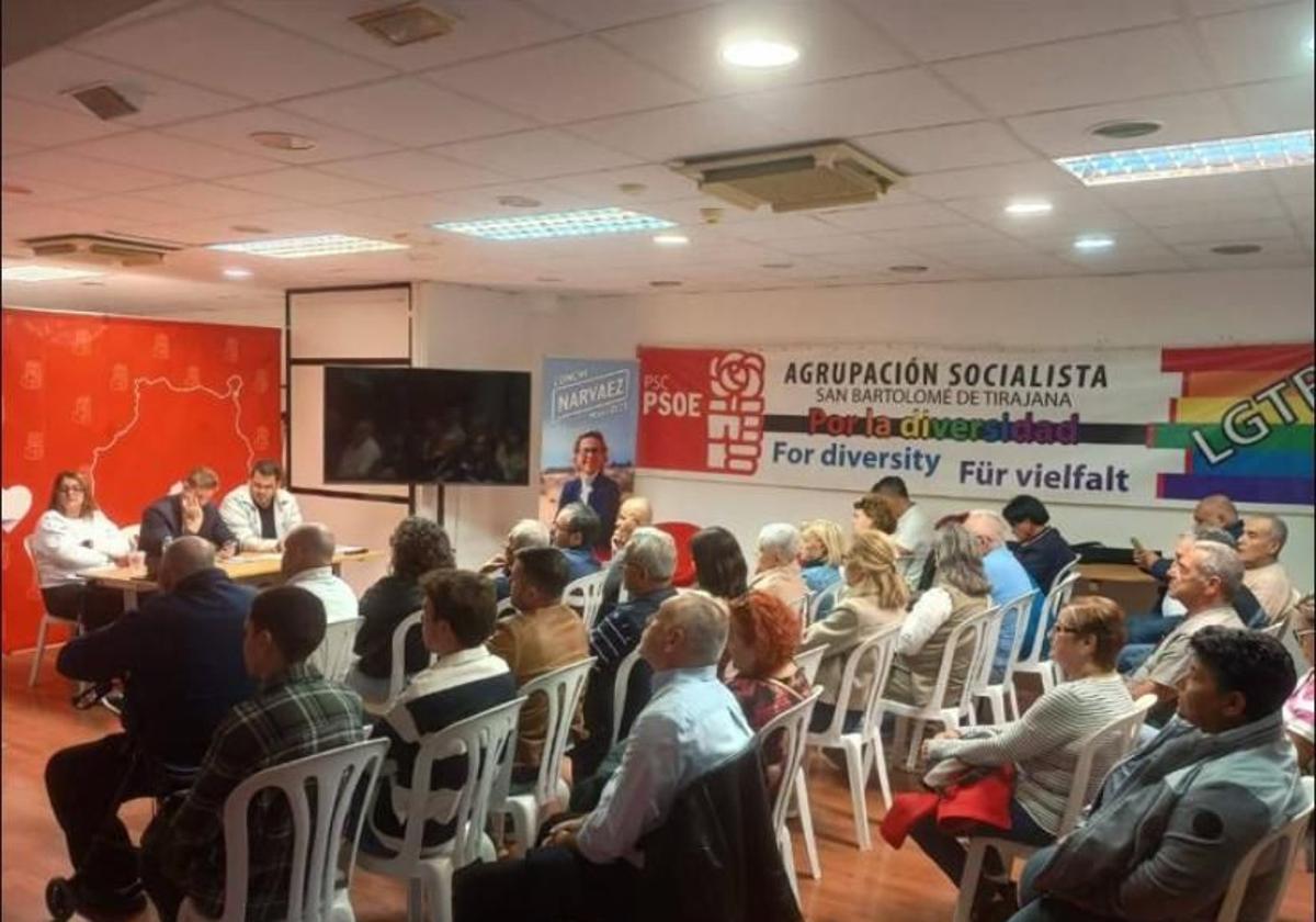 Un momento de la asamblea impugnada. El exedil Guedes aparece a la derecha, en la última fila, coin jersey beige.