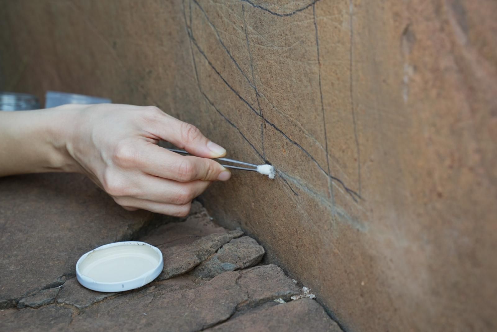 Primeros trabajos para reparar el daño causado a los grabados en Agüimes
