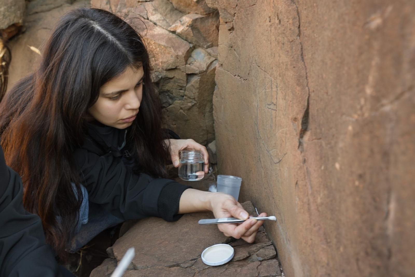 Primeros trabajos para reparar el daño causado a los grabados en Agüimes