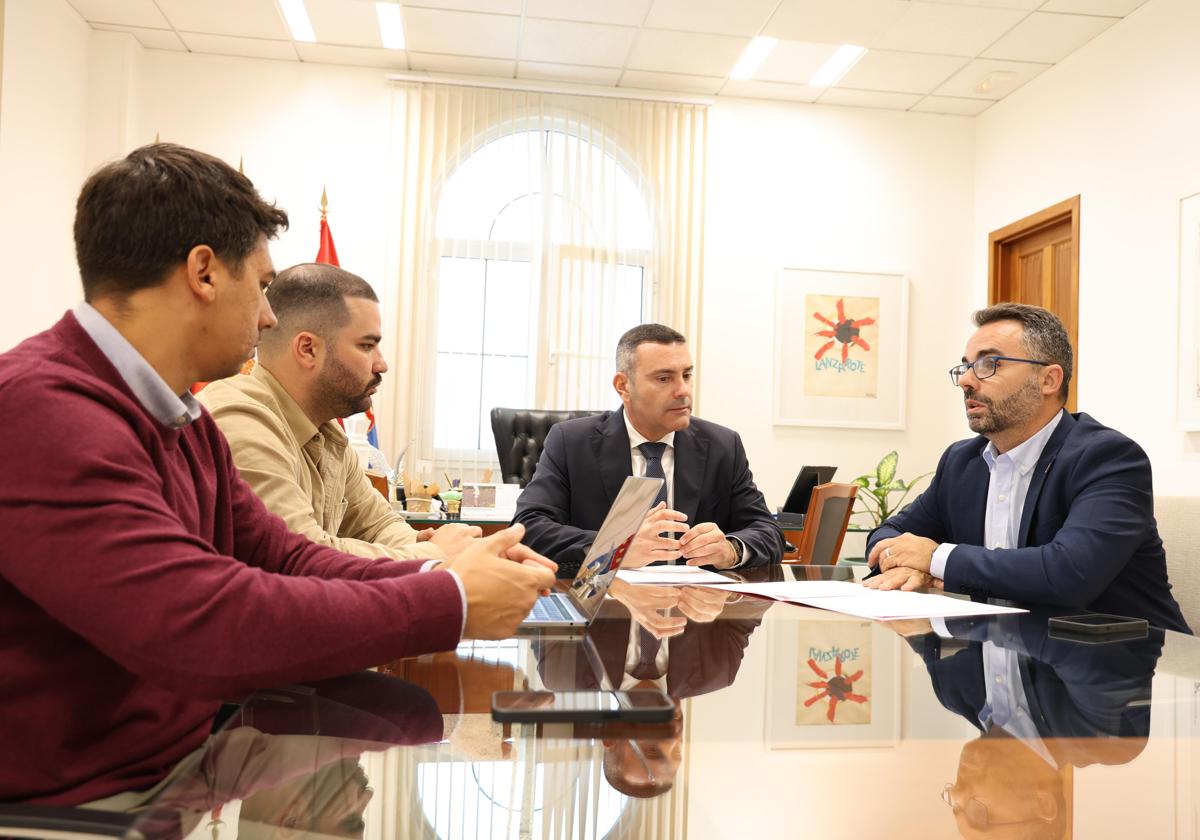 Encuentro entre autoridades insulares y locales de Arrecife.