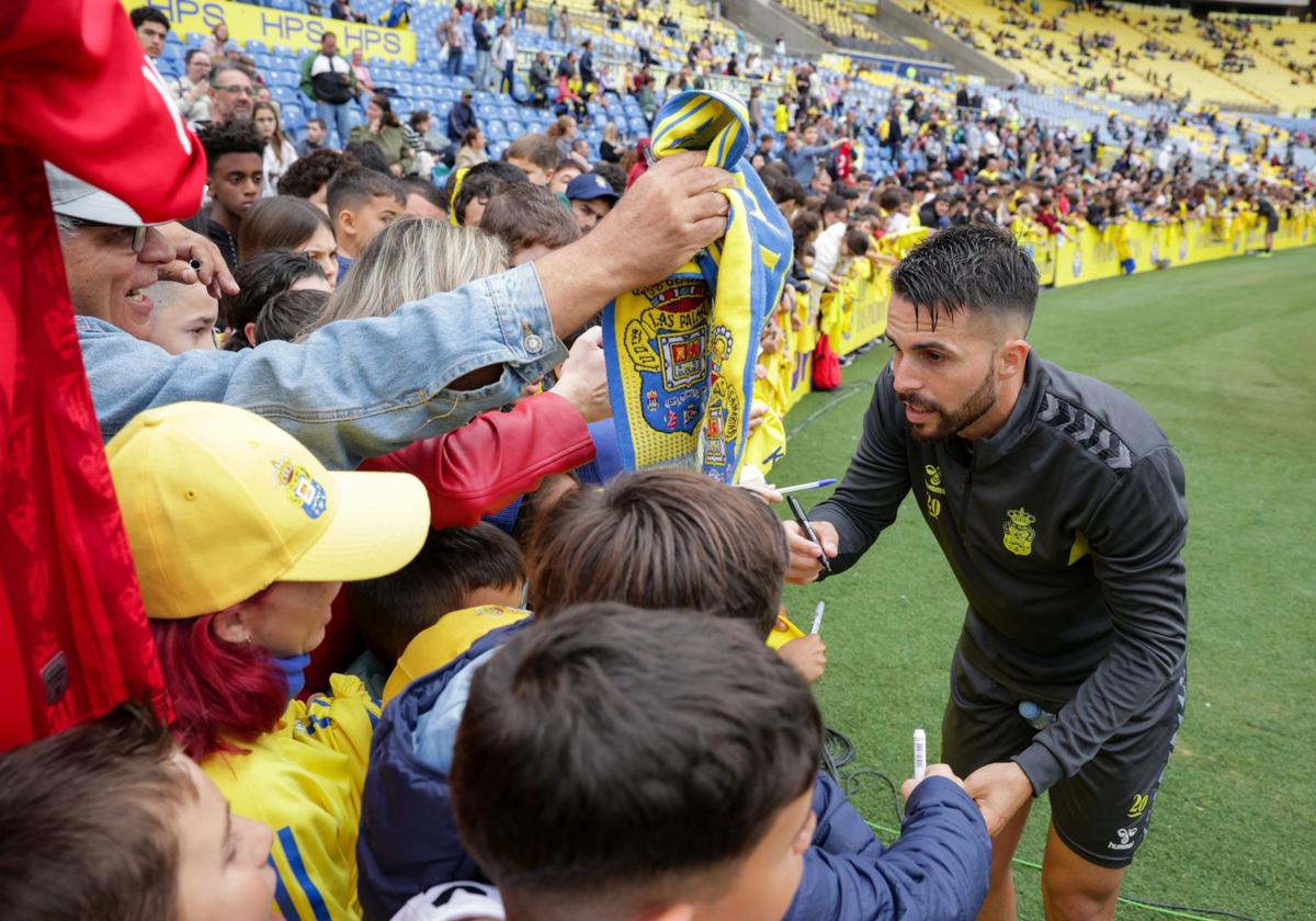 Imagen de archivo de Kirian Rodríguez firmando autógrafos en un entrenamiento a puertas abiertas.