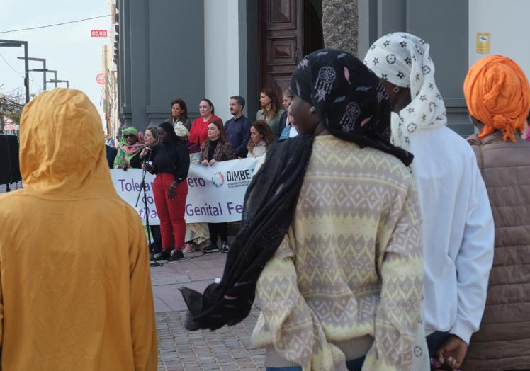 Arriba, Kady Danso lee este jueves el manifiesto a la puerta de la Casa Palacio Insular; abajo, la diputada mauritana Wane Mariene que se sumó al acto.