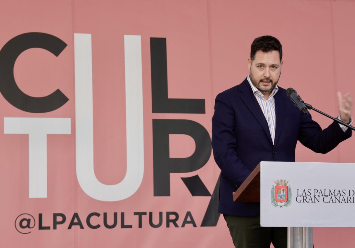 El concejal de Cultura del Ayuntamiento de Las Palmas de Gran Canaria, Josué Íñiguez, en la rueda de prensa de este viernes.