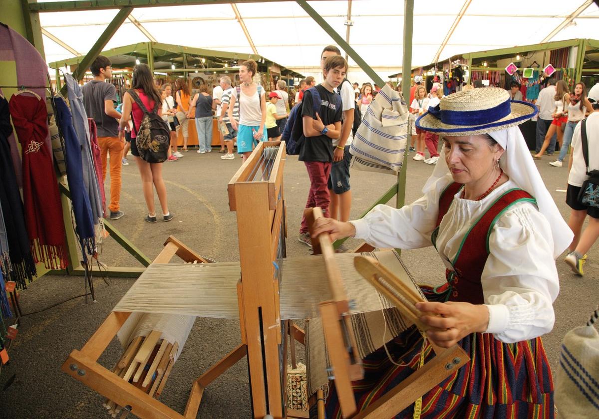 Artesana del telar, en un edición de la Feria de Antigua bajo carpa.