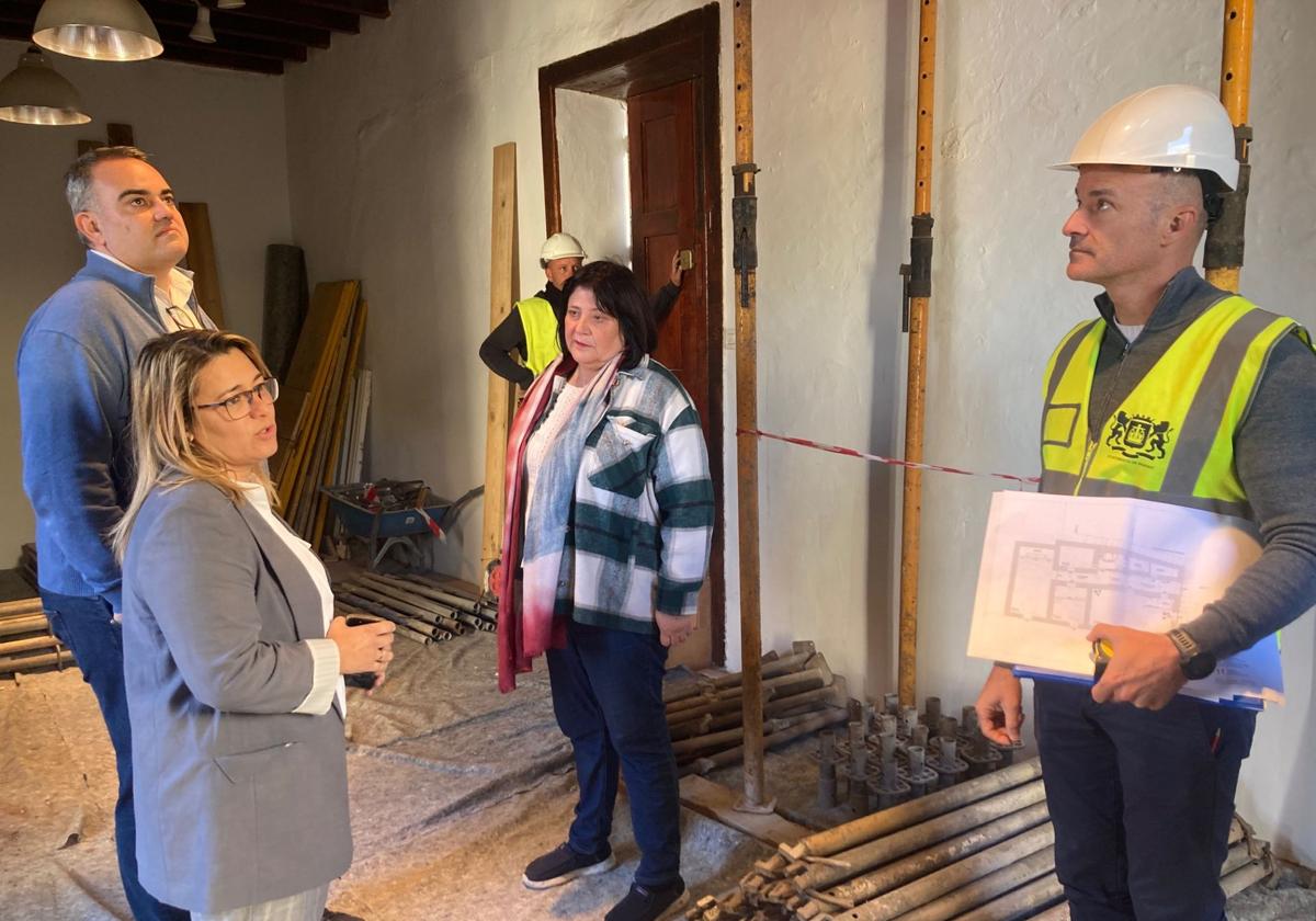 La alcaldesa, Vanesa Martín, junto a los ediles Rayco Padilla y Catalina Sánchez, en el edificio ya en obras.