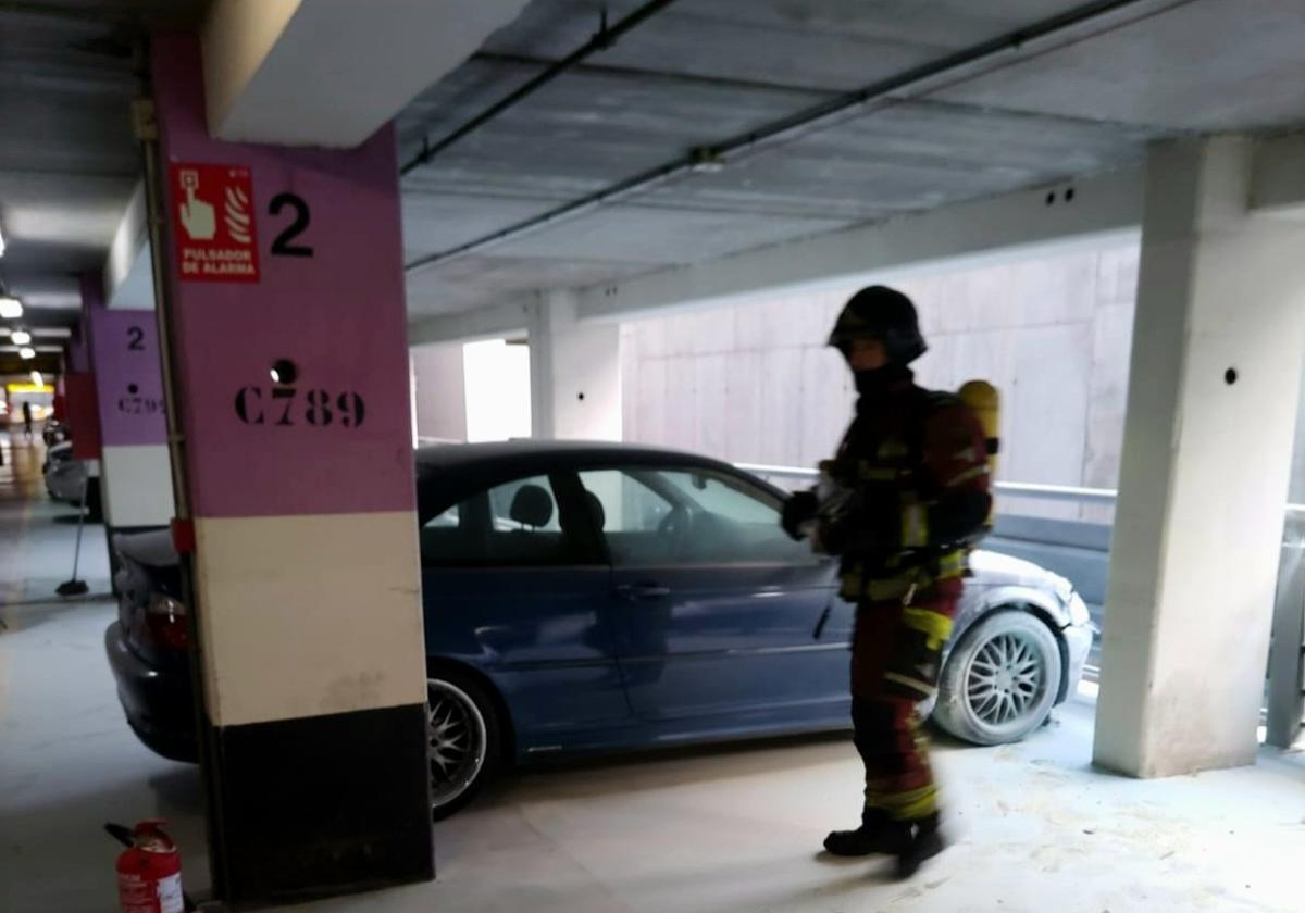 Imagen de la intervención en el parking del hospital Materno Infantil.