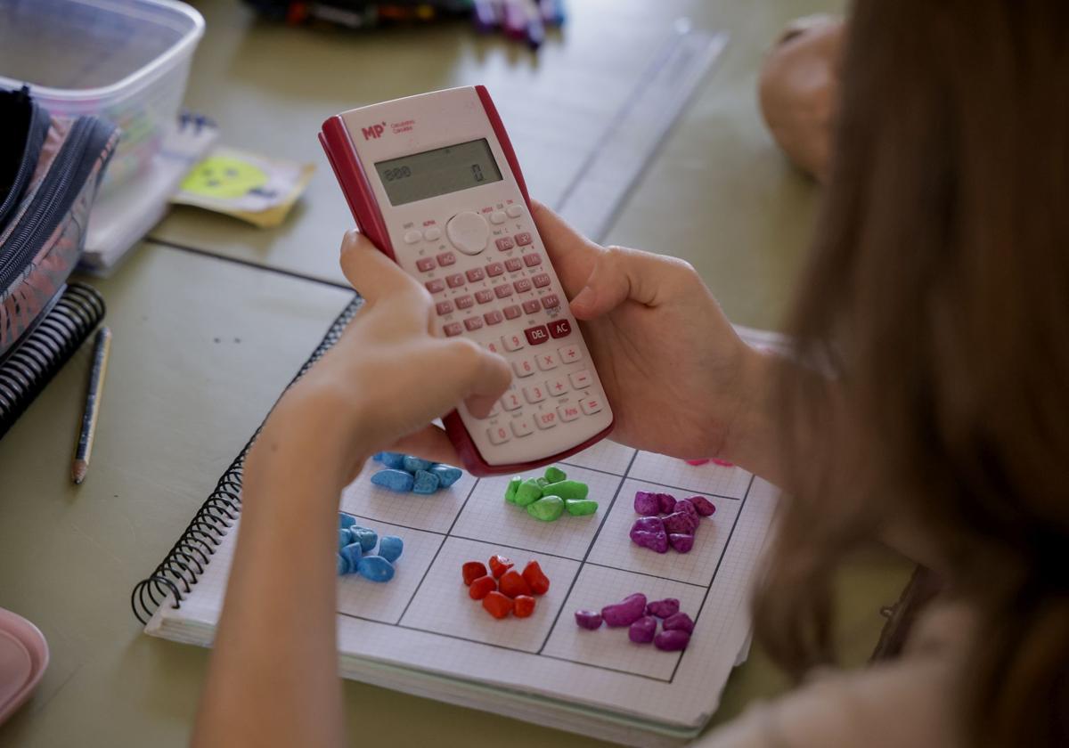 Imagen de archivo de una alumna en una clase de matemáticas.