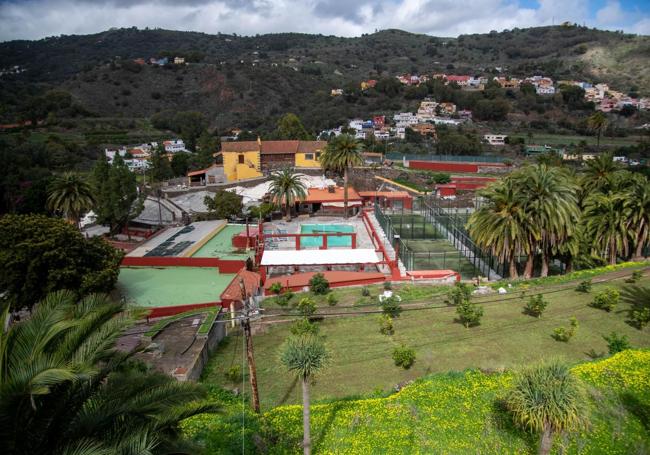 Vista de la piscina y las pistas de pádel del complejo de Las Meleguinas.