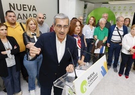 Román Rodríguez, en primer término junto a miembros de su equipo y colaboradores.