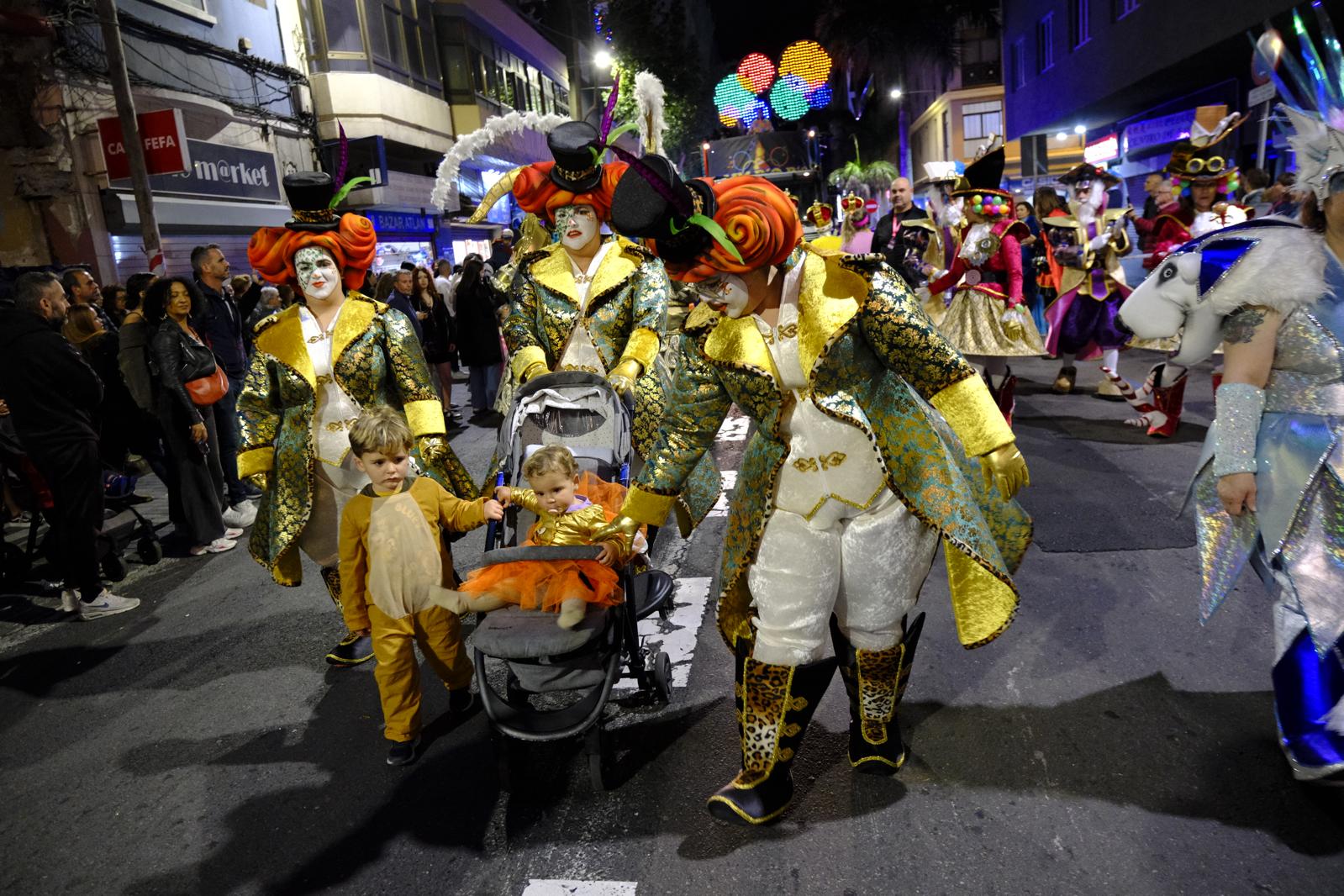 El pasacalles del carnaval de Las Palmas de Gran Canaria, en imágenes