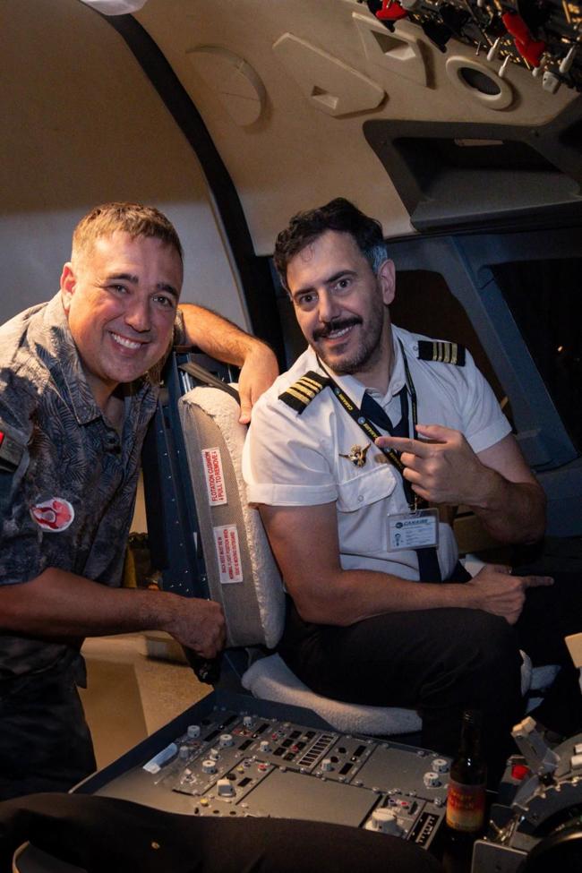 El director Chedey Reyes y el actor Martín Garabal, en la cabina del avión simulado durante el rodaje.