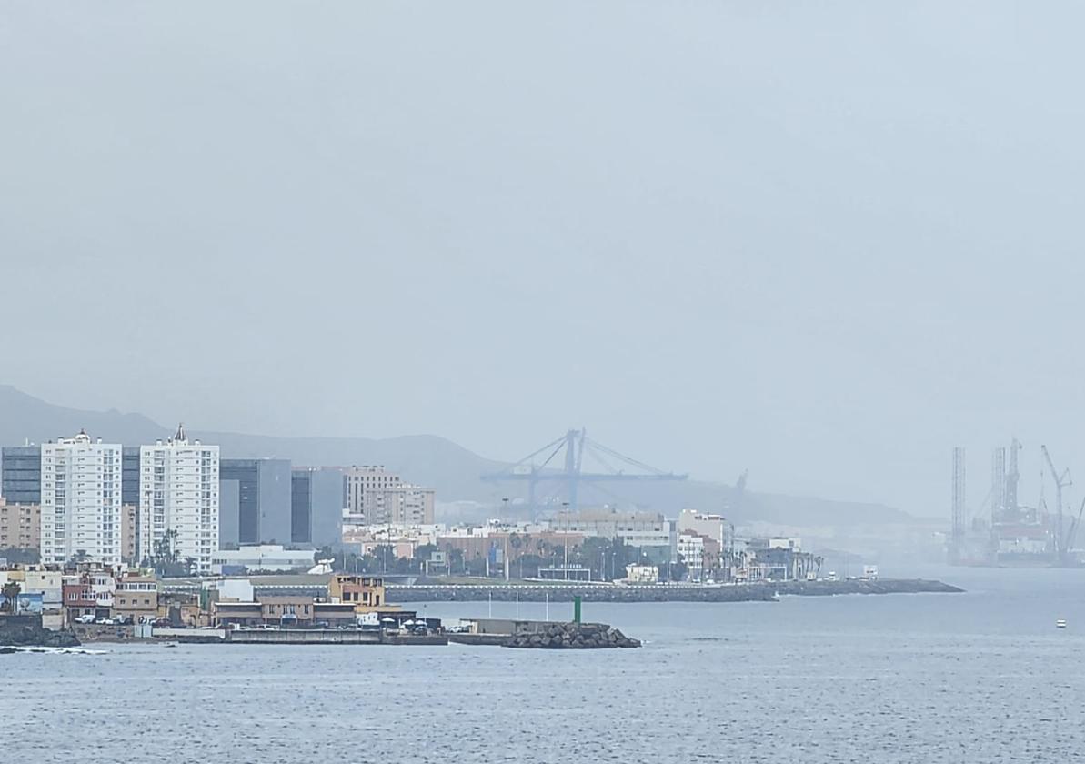 Imagen de la capital grancanaria cubierta por la calima.