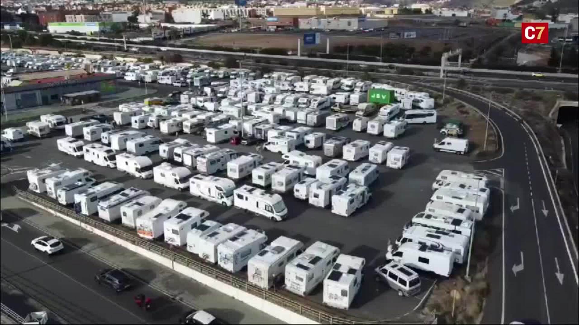 La concentración de autocaravanas en Telde colapsa la GC-1