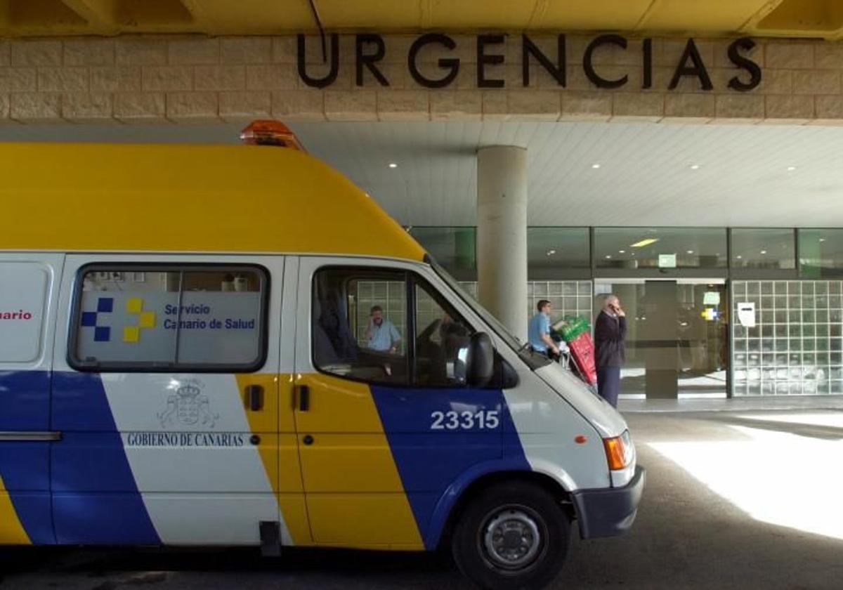 Imagen de archivo de una ambulancia del Sercicio Canario de Salud.