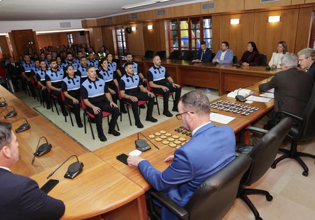 Un momento del acto de la toma de posesión, con los agentes sentados esperando ser llamados a jurar o prometer sus plazas y firmar la toma de posesión.