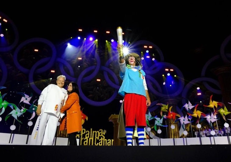 Orlando Jiménez con la antorcha de 'Los Juegos Olímpicos' del carnaval capitalino.