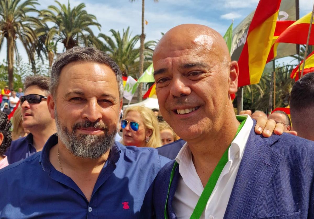 Miguel Rastrero, concejal capitalino, con el líder de Vox, Santiago Abascal.