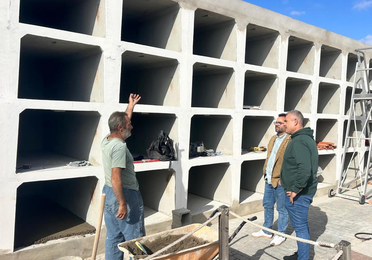 Concejales visitando las obras.