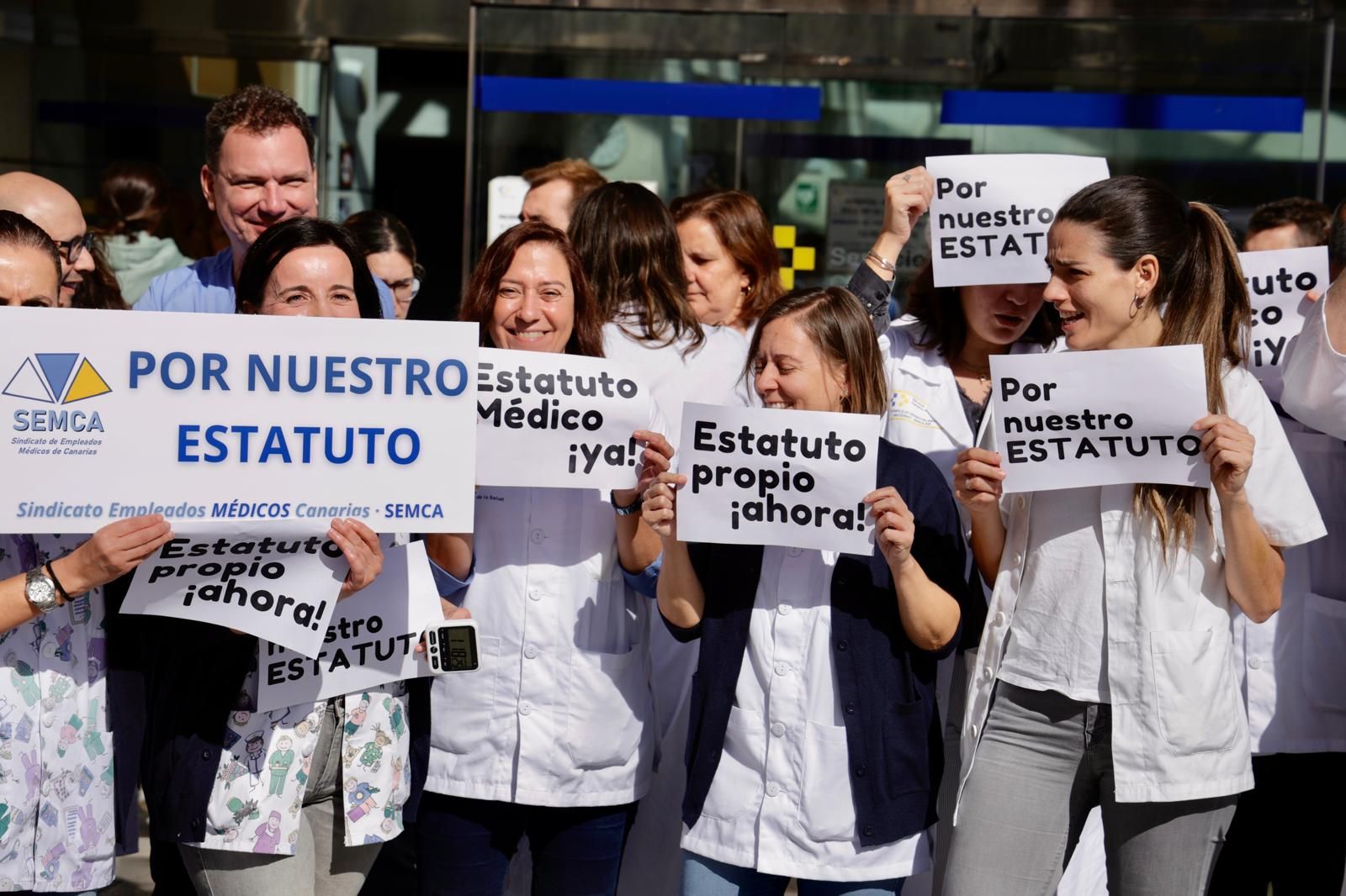 Los médicos se concentran a las puertas de urgencias del Hospital Insular