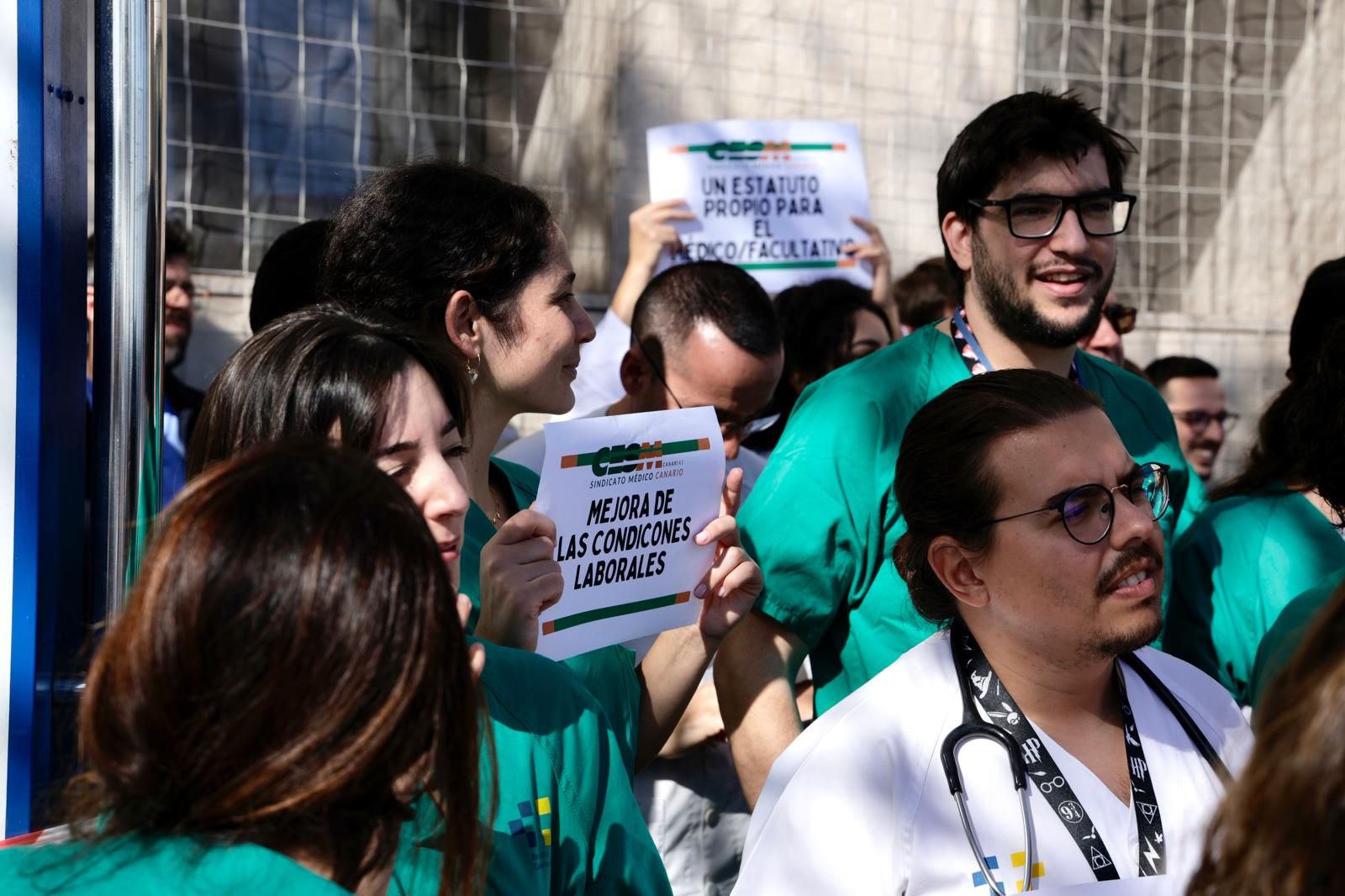 Los médicos se concentran a las puertas de urgencias del Hospital Insular