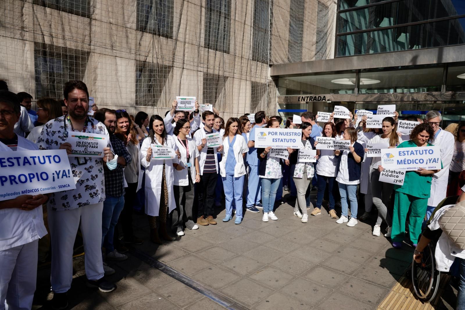 Los médicos se concentran a las puertas de urgencias del Hospital Insular