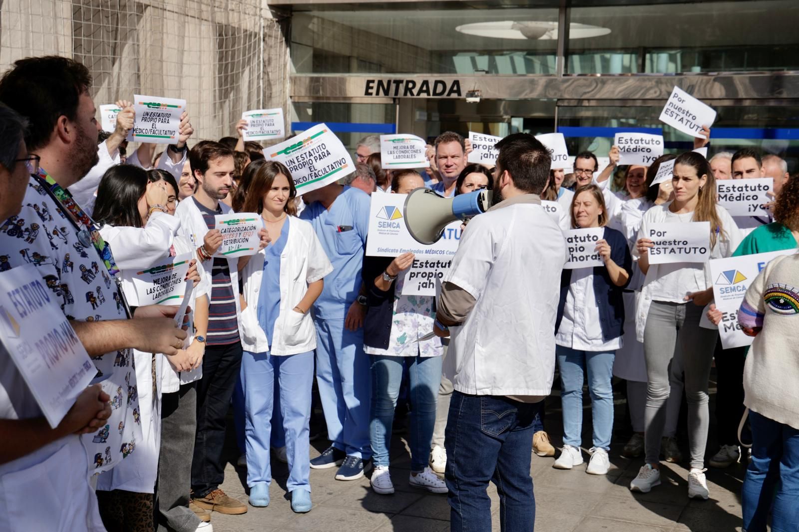 Los médicos se concentran a las puertas de urgencias del Hospital Insular