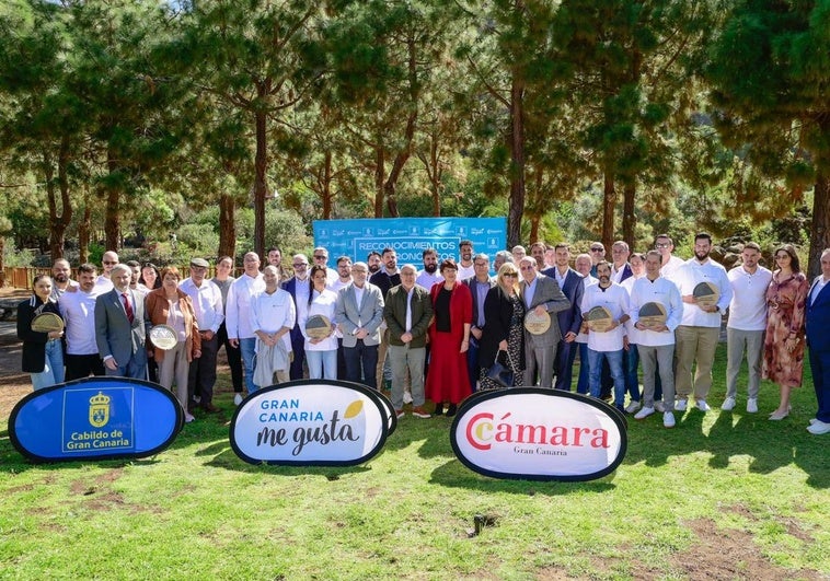 El presidente, la consejera Minerva Alonso y el conjunto de representantes de los establecimientos reconocidos.