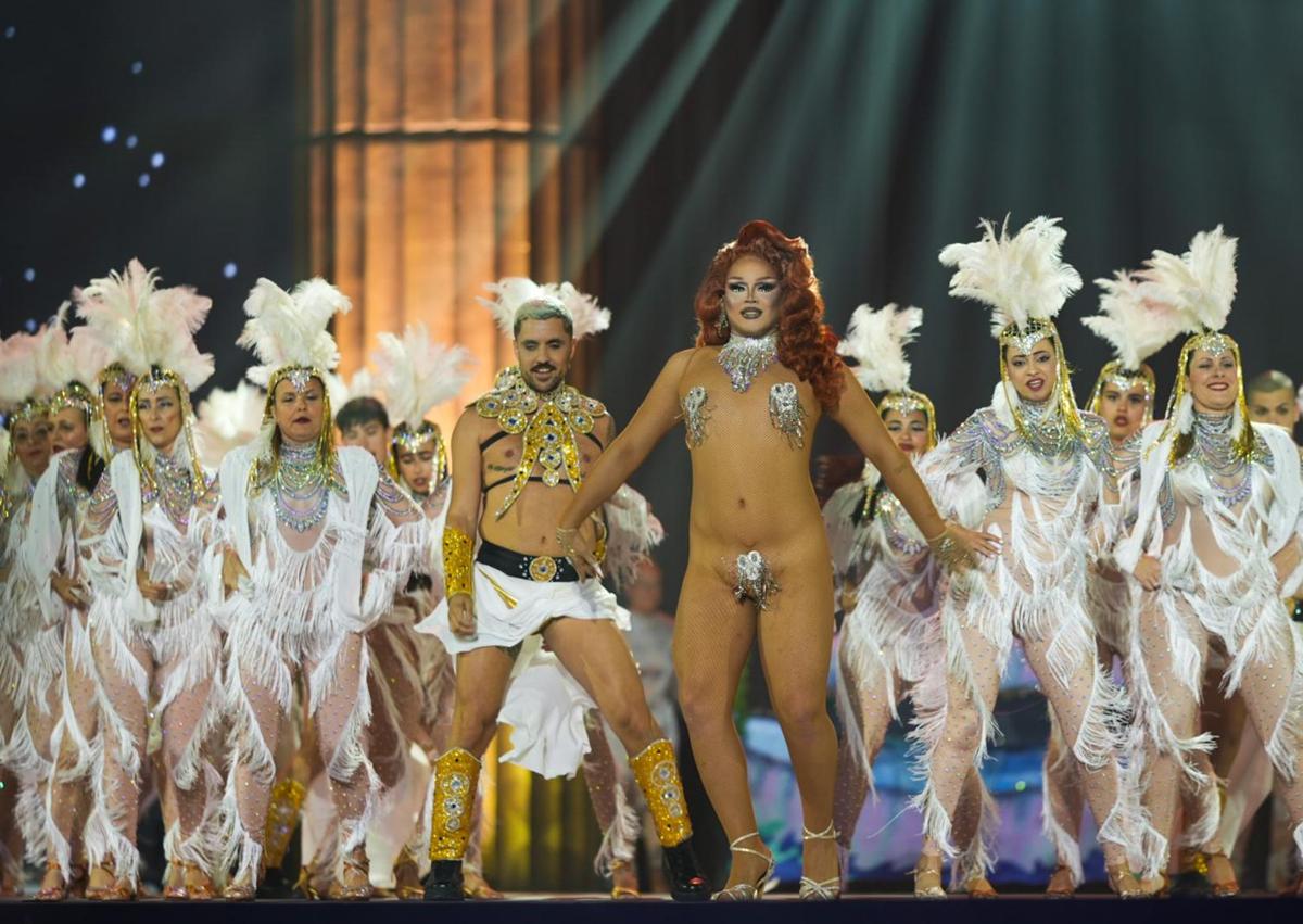 Imagen secundaria 1 - Uniks, con 'A golpe de purpurina volvemos a Santa Catalina' | Olympus, con 'En honor a Zeus' | Enseñanzas Artísticas Alexia Rodríguez con 'Unas cheerleaders de oro'