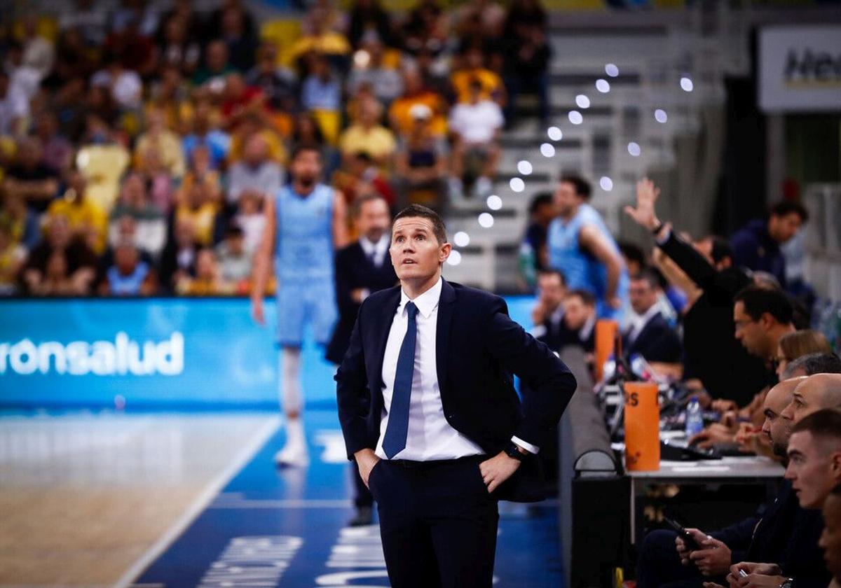 Jaka Lakovic observa el marcador del Arena en el partido contra el Andorra.