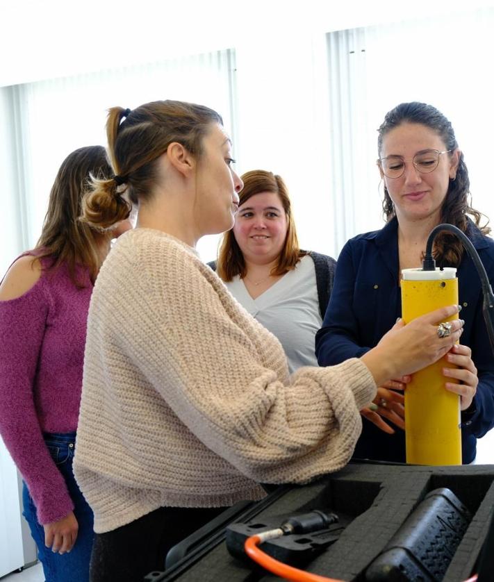 Imagen secundaria 2 - El grupo de científicas de la Plocan debate sobre el papel de la mujer y la niña en la ciencia.