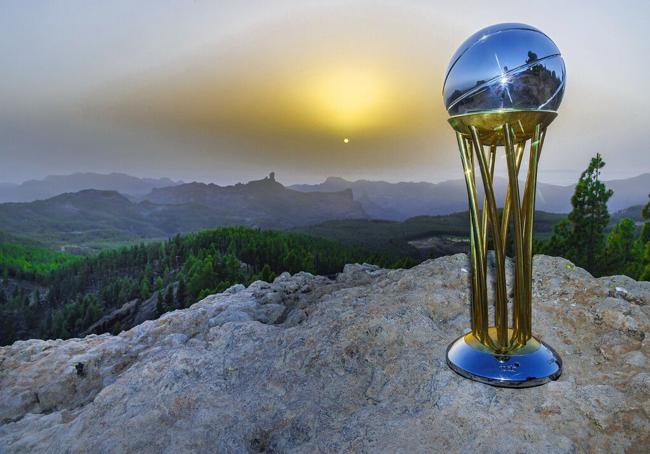 El trofeo de la Copa del Rey con el Roque Nublo de fondo en una imagen preciosa.