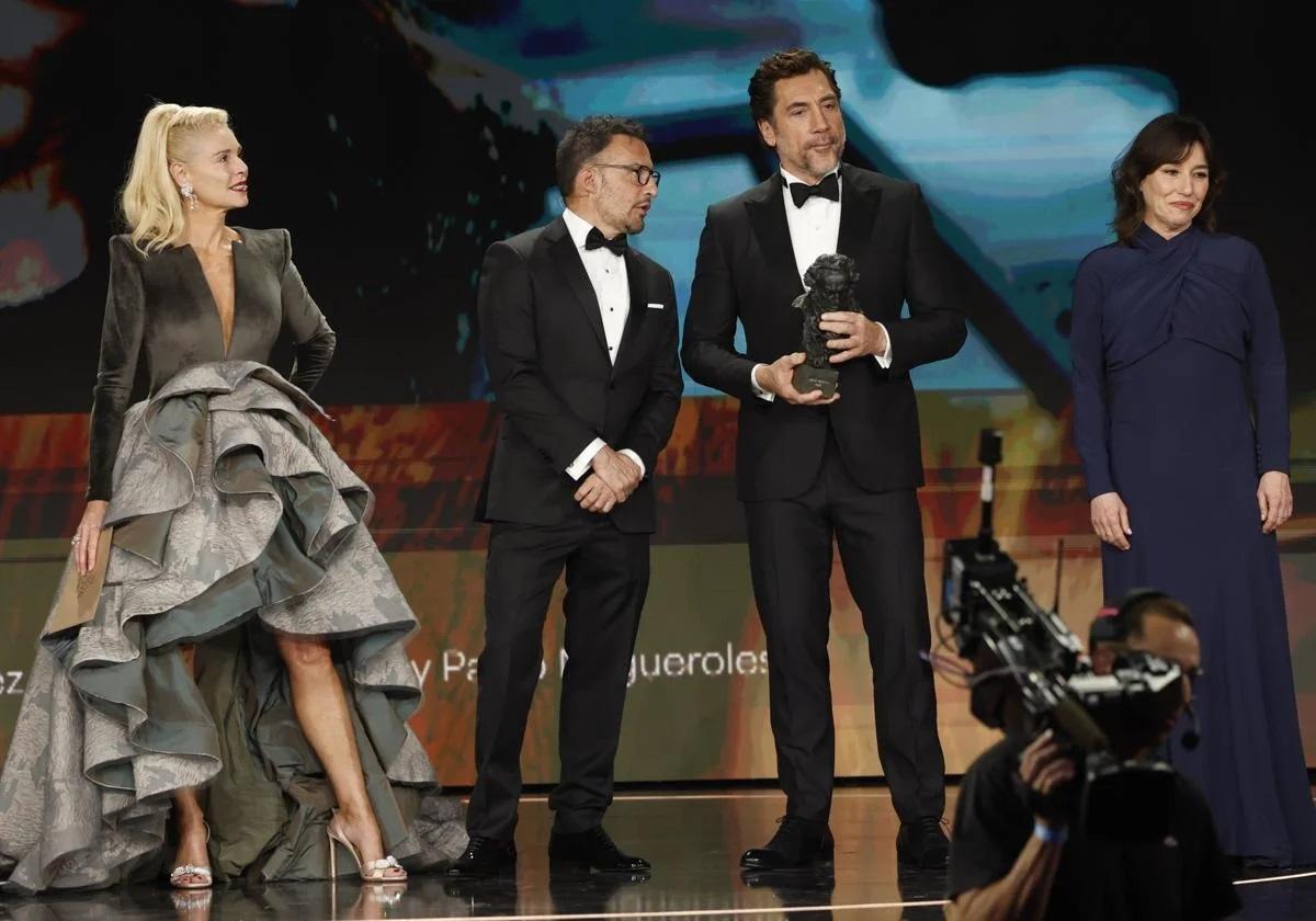 Belén Rueda, Alejandro Amenábar, Javier Bardem y Lola Dueñas, el equipo de 'Mar adentro', en el momento de entregar el Goya 2025 a la mejor película en Granada que recayó en dos películas.