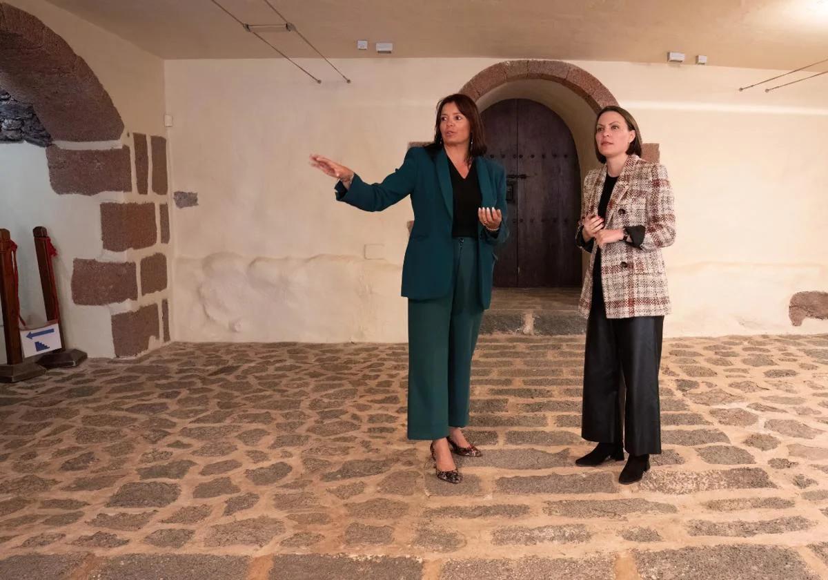 Olivia Duque y Migdalia Machín, en la visita al Castillo de Guanapay en enero de 2024.