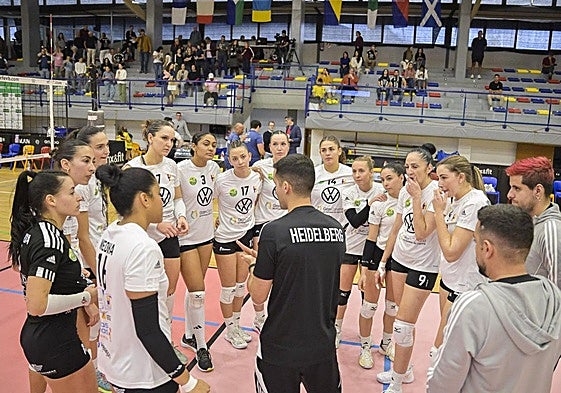 Santi Guerra alecciona a sus jugadoras en un tiempo muerto.