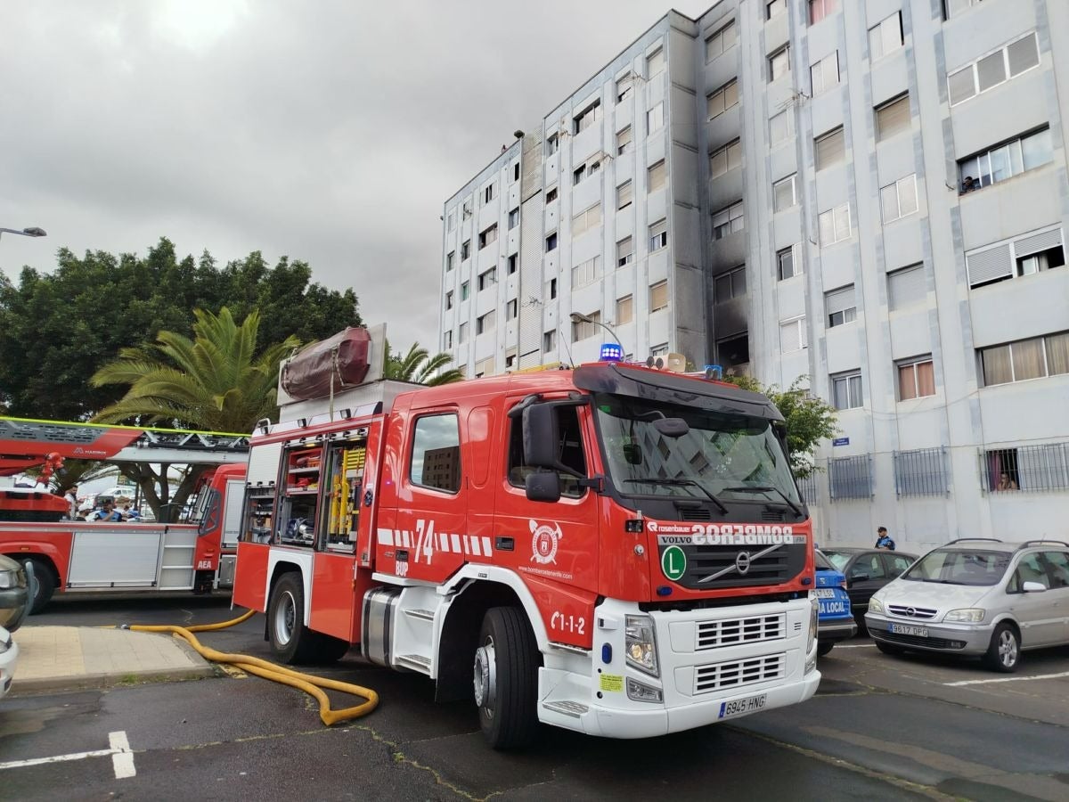 Bomberos junto al edificio donde se provocó el incendio.