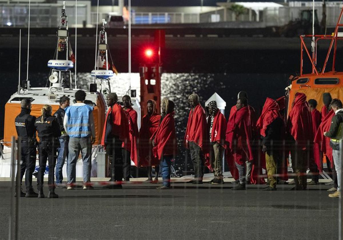 Desembarcan en Lanzarote y Gran Canaria a 283 ocupantes de cinco barcazas