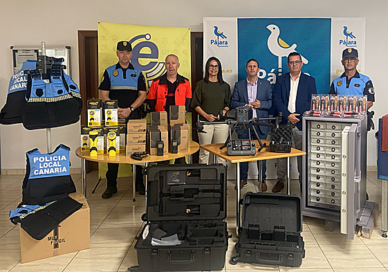 El alcalde Alejandro Jorge y Lolina Negrín, consejera insular de Emergencias, con representantes de la Policía Local y Bomberos.