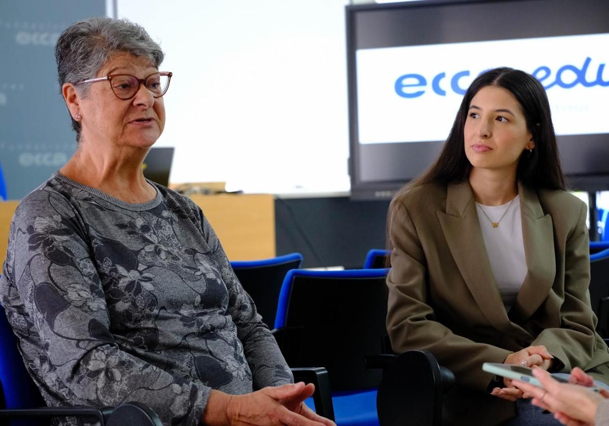 María de la Cruz Santana, antigua alumna de Radio Ecca (i), y Carmen Romero, actual estudiante de ecca.edu.