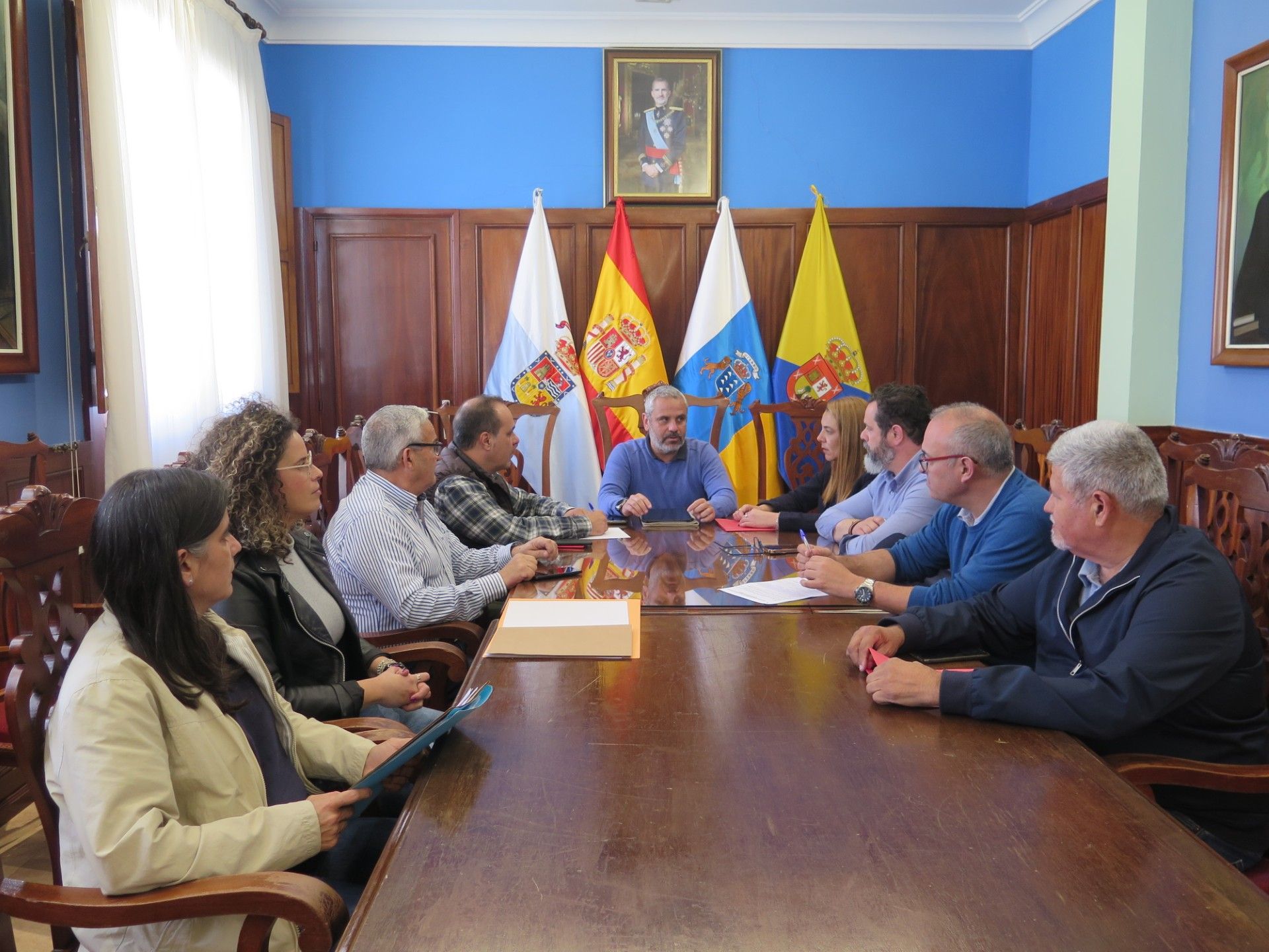 El alcalde Alfredo Gonçalves, con su grupo de gobierno en el Ayuntamiento de Guía.