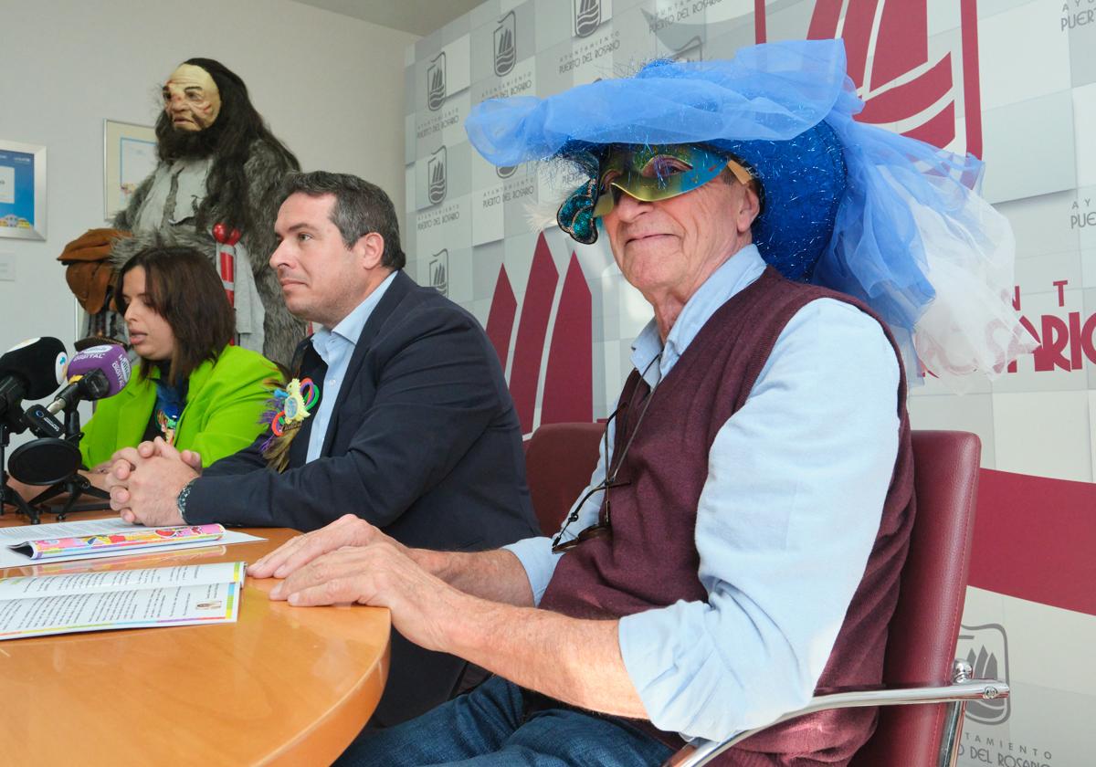 Tacoremi Gutiérrez, concejala de Festejos, el alcalde David de Vera y Jorge Sastre, con sombrero azul, en representación de los Carnavaleros de la Calle, pregoneros de este año.