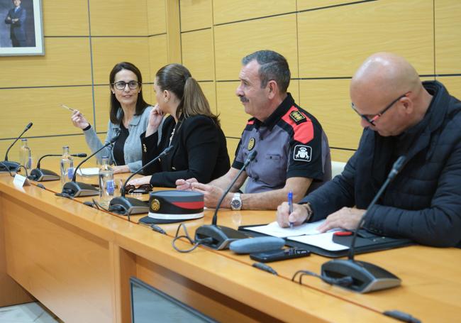 El responsable de la Policía Autonómica, con las consejeras Lolina Negrín y Nuria Cabrera.