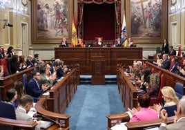 El Parlamento de Canarias muestra su apoyo a la lucha contra el cáncer